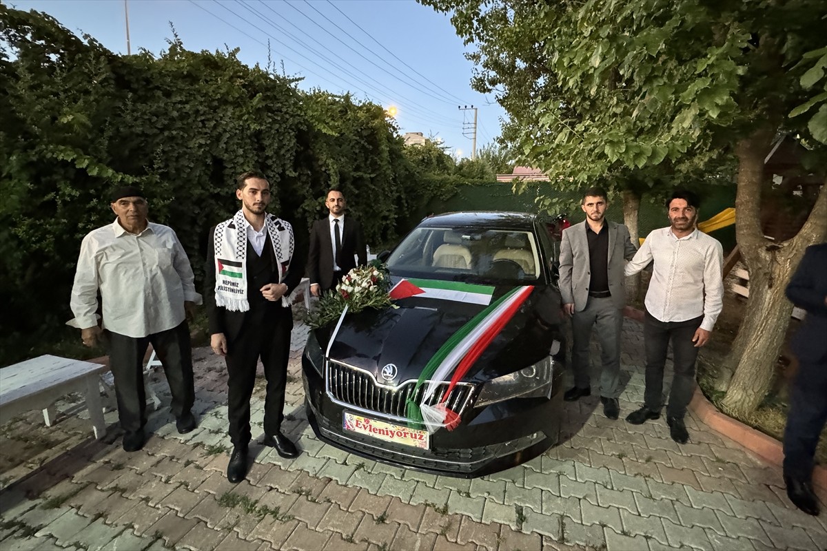 Elazığ'da evlenen çiftin talebi üzerine gelin arabasına Filistin bayrağı asıldı, araç bayrağın...
