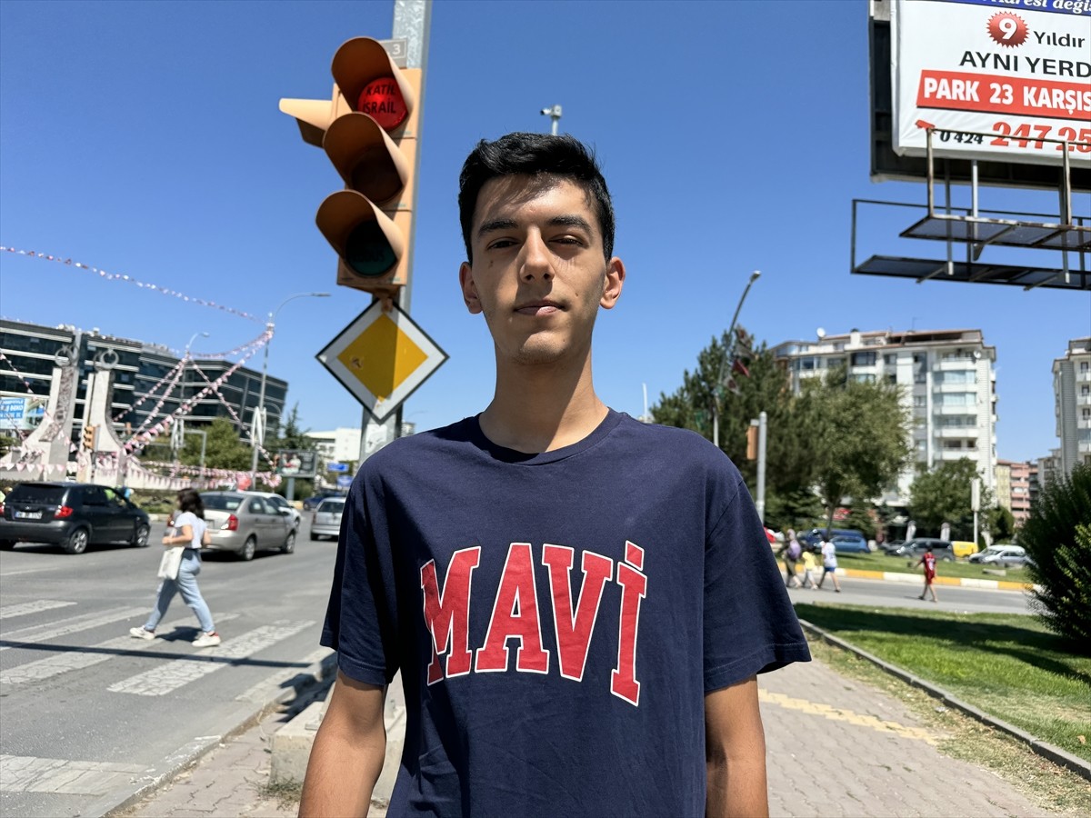 Elazığ'da, İsrail'in Filistin'e yönelik saldırılarına trafik ışıklarına yerleştirilen yazılarla...