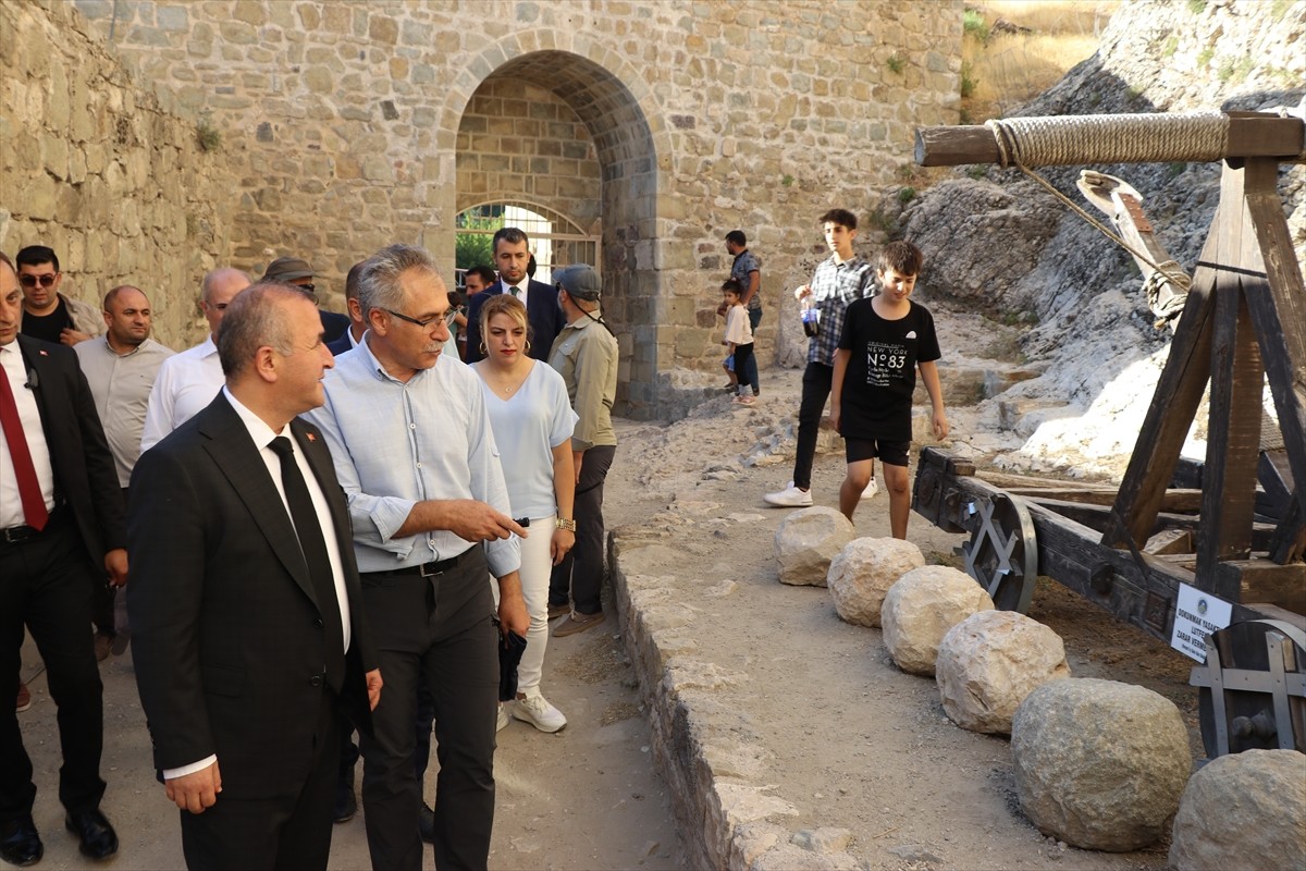 Elazığ Valisi Numan Hatipoğlu, tarihi Harput Mahallesi'nde bulunan Harput Kalesi'nde yürütülen...