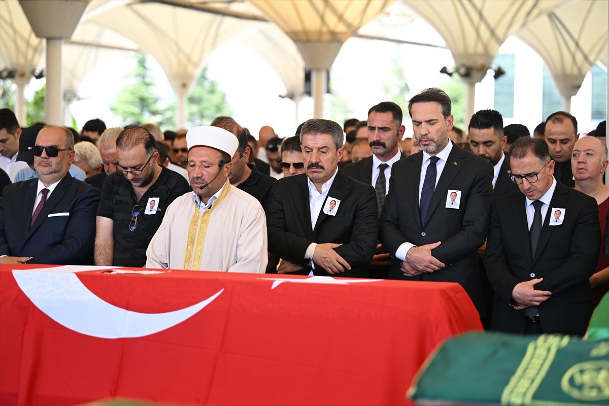 Enerji ve Tabii Kaynaklar Bakanı Alparslan Bayraktar (sol 3), Türkiye Petrolleri Anonim Ortaklığı...