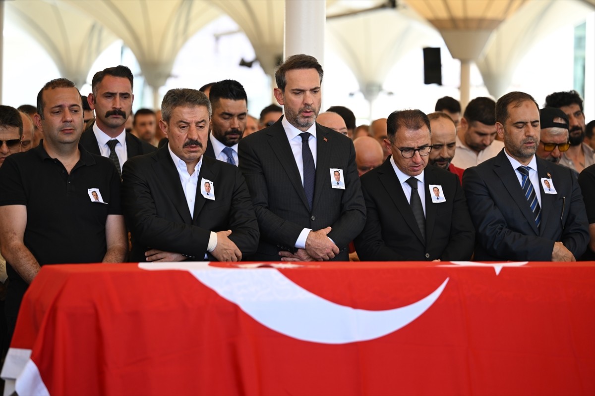 Enerji ve Tabii Kaynaklar Bakanı Alparslan Bayraktar (sol 3), Türkiye Petrolleri Anonim Ortaklığı...