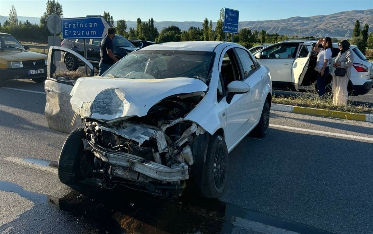 Erzincan'da iki otomobilin çarpışması sonucu 2’si çocuk, 8 kişi yaralandı.