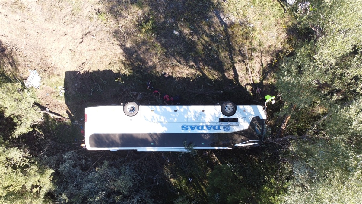 Erzincan'ın Refahiye ilçesinde yolcu otobüsünün devrilmesi sonucu 14 kişi yaralandı.