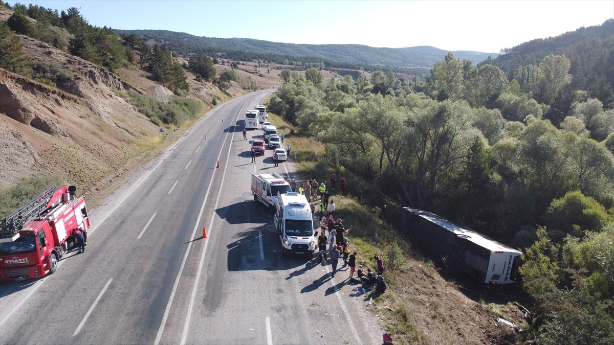 Erzincan'ın Refahiye ilçesinde yolcu otobüsünün devrilmesi sonucu 14 kişi yaralandı.