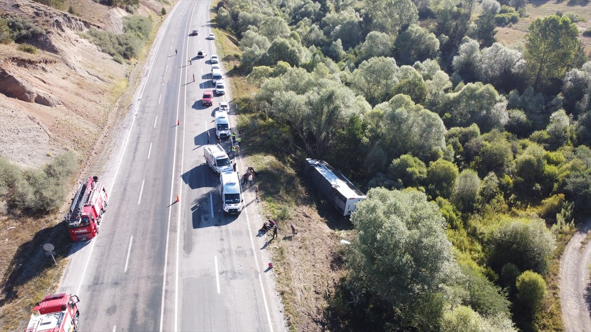 Erzincan'ın Refahiye ilçesinde yolcu otobüsünün devrilmesi sonucu 14 kişi yaralandı.