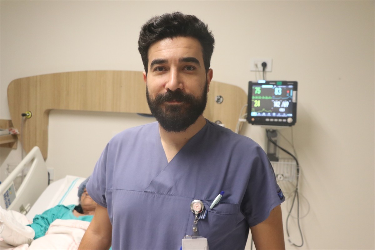 Erzurum'da hayvanlara saman verirken balyadan çıkan yılanın kolunu ısırdığı 61 yaşındaki Saraynaz...