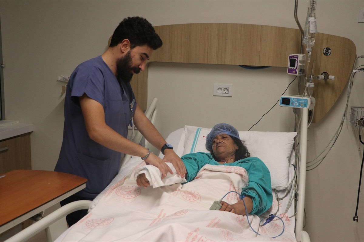 Erzurum'da hayvanlara saman verirken balyadan çıkan yılanın kolunu ısırdığı 61 yaşındaki Saraynaz...