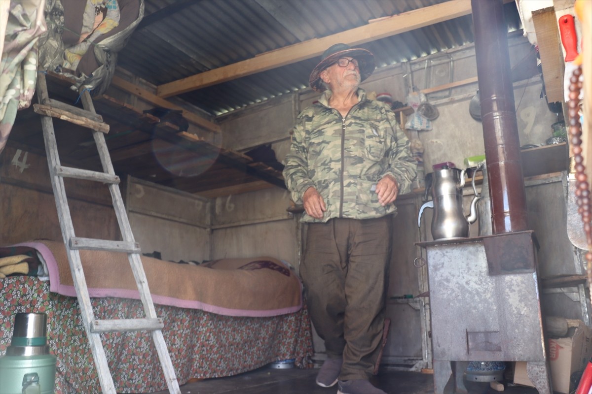 Erzurum'da, kovanlarının bulunduğu Güzelova Yaylası'nda, kovanlarının bulunduğu bölgedeki evinde...