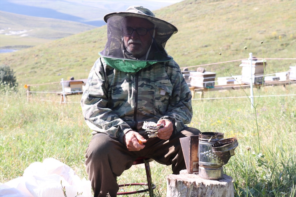 Erzurum'da, kovanlarının bulunduğu Güzelova Yaylası'nda, kovanlarının bulunduğu bölgedeki evinde...