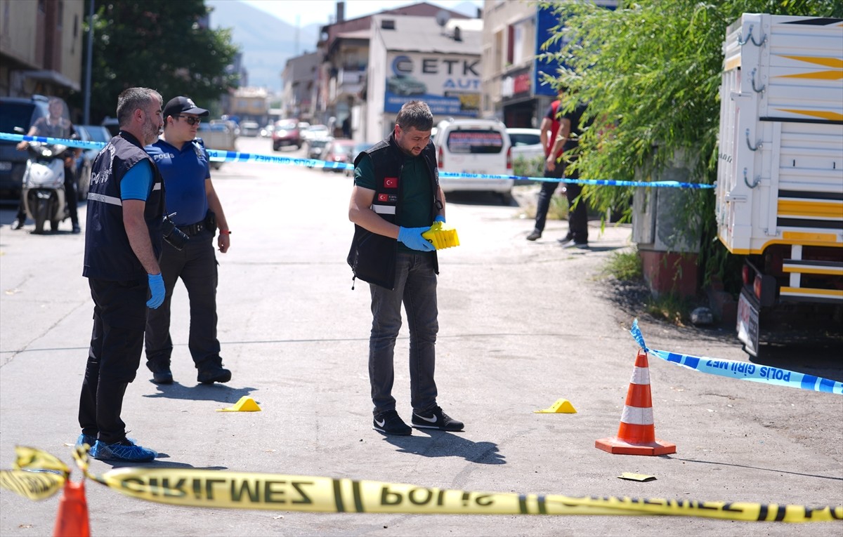 Erzurum'da oto tamiri yapılan bir iş yerine silahlı saldırı gerçekleştirildi. Polis ekipleri olay...