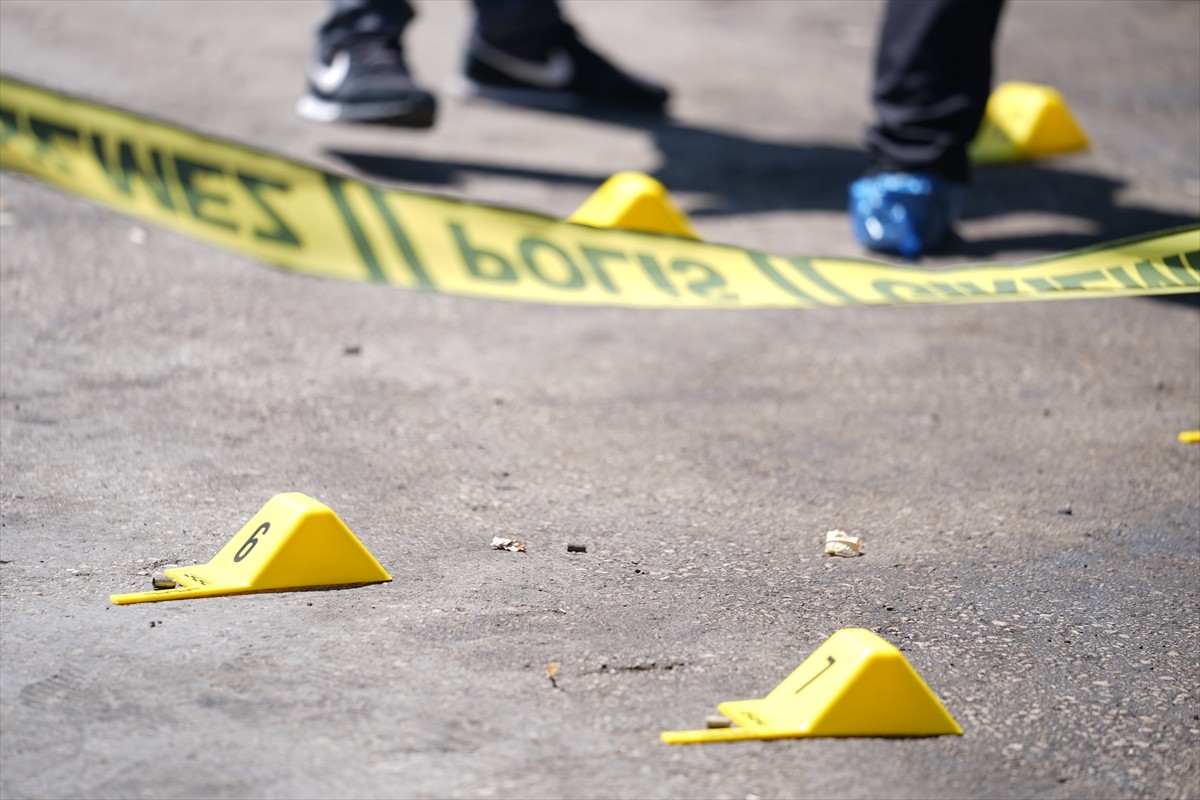 Erzurum'da oto tamiri yapılan bir iş yerine silahlı saldırı gerçekleştirildi. Polis ekipleri olay...