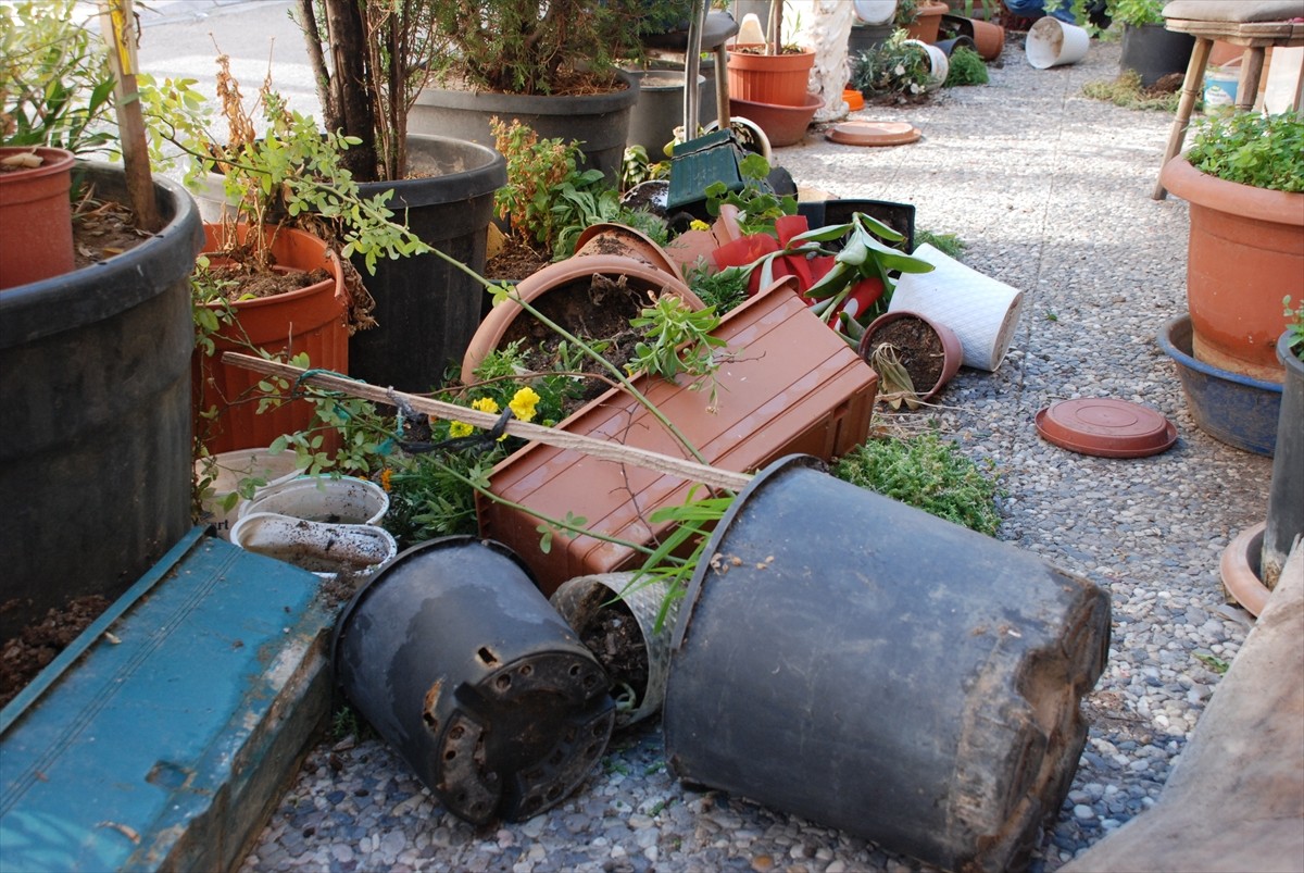 Eskişehir'de yaşayan Memduh Çetin, felçli eşinin çıkıp gezebilmesi için 2 yıl önce evinin...