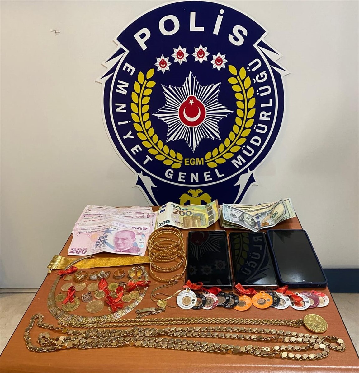 Eskişehir'in İnönü ilçesinde telefon dolandırıcılığı yaptıkları iddiasıyla gözaltına alınan 2...