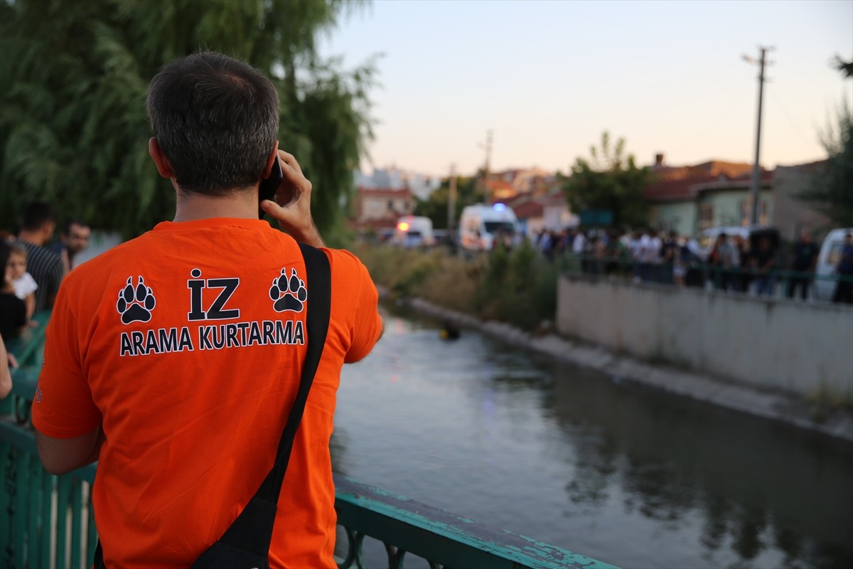 Eskişehir'in Tepebaşı ilçesinde sulama kanalına düşen çocuğu kurtardıktan sonra suda gözden...
