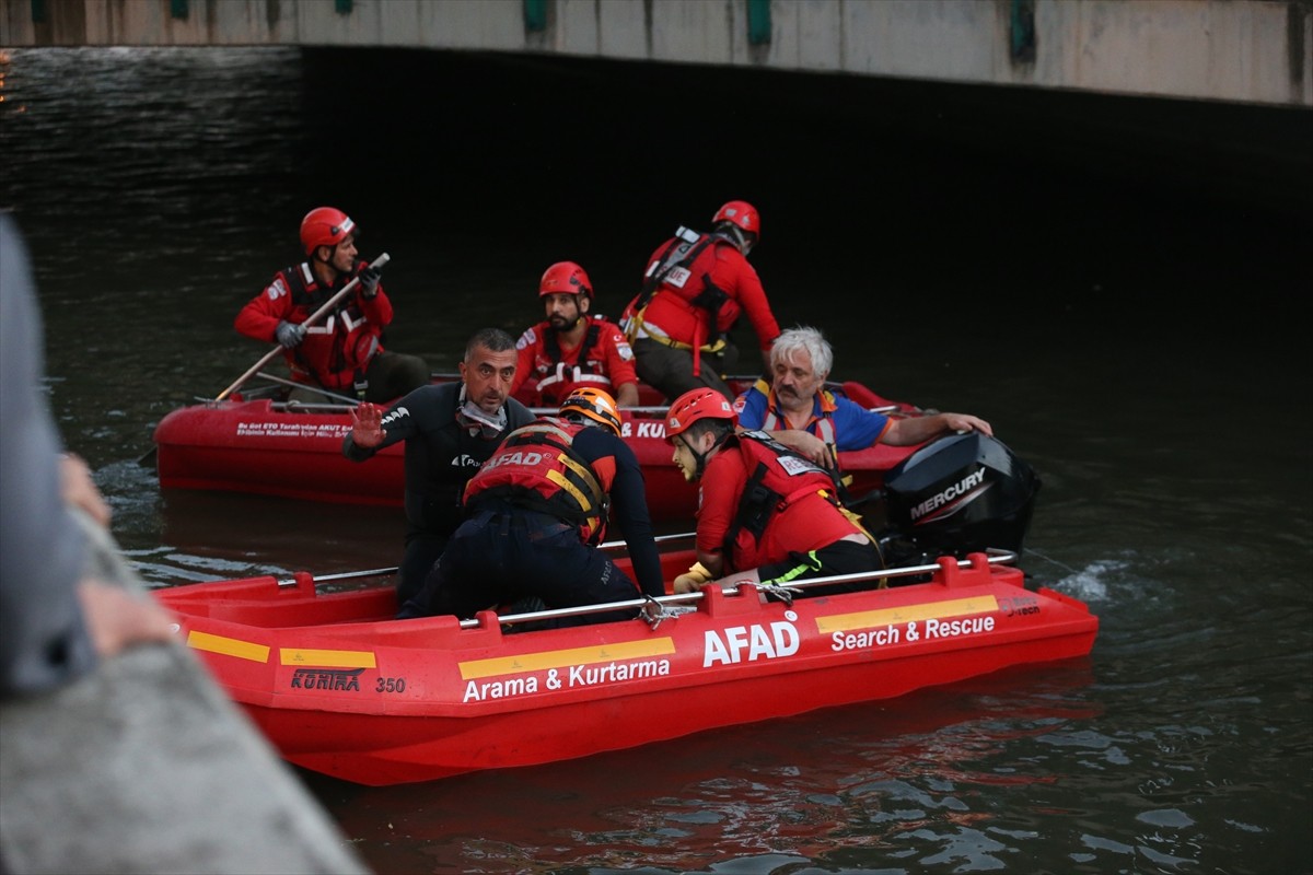 Eskişehir'in Tepebaşı ilçesinde sulama kanalına düşen çocuğu kurtardıktan sonra suda gözden...