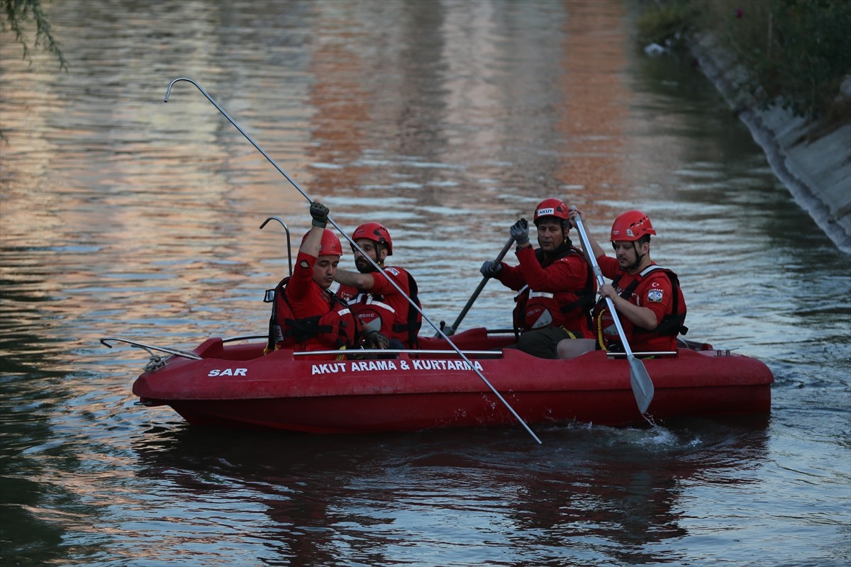 Eskişehir'in Tepebaşı ilçesinde sulama kanalına düşen çocuğu kurtardıktan sonra suda gözden...