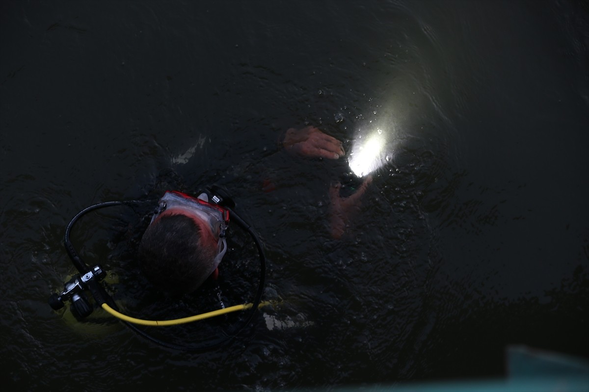 Eskişehir'in Tepebaşı ilçesinde sulama kanalına düşen çocuğu kurtardıktan sonra suda gözden...