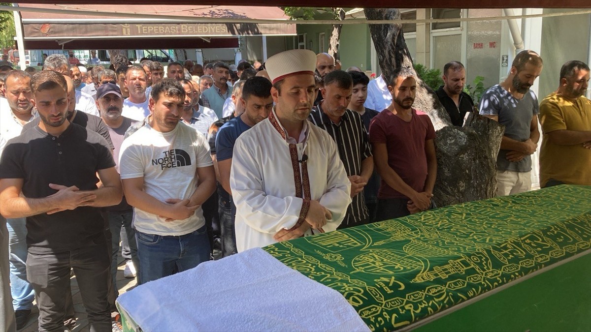 Eskişehir’in Tepebaşı ilçesinde sulama kanalına düşen çocuğu kurtarmasının ardından akıntıya...