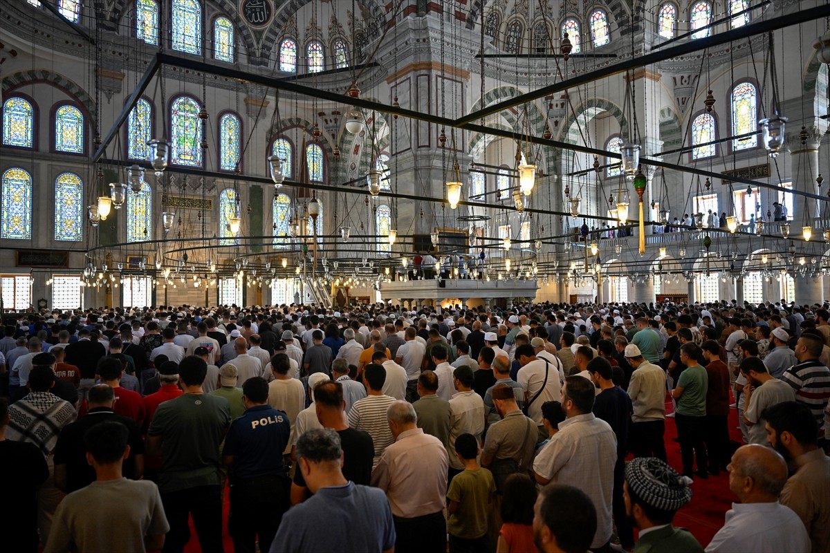 Fatih Camisinde Cuma namazı ve sonrasında Hamas Siyasi Büro Başkanı İsmail Heniyye için gıyabi...