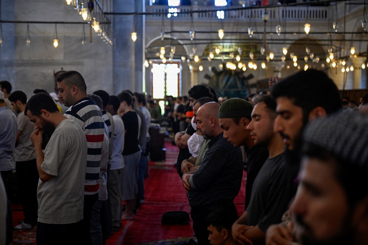 Fatih Camisinde Cuma namazı ve sonrasında Hamas Siyasi Büro Başkanı İsmail Heniyye için gıyabi...