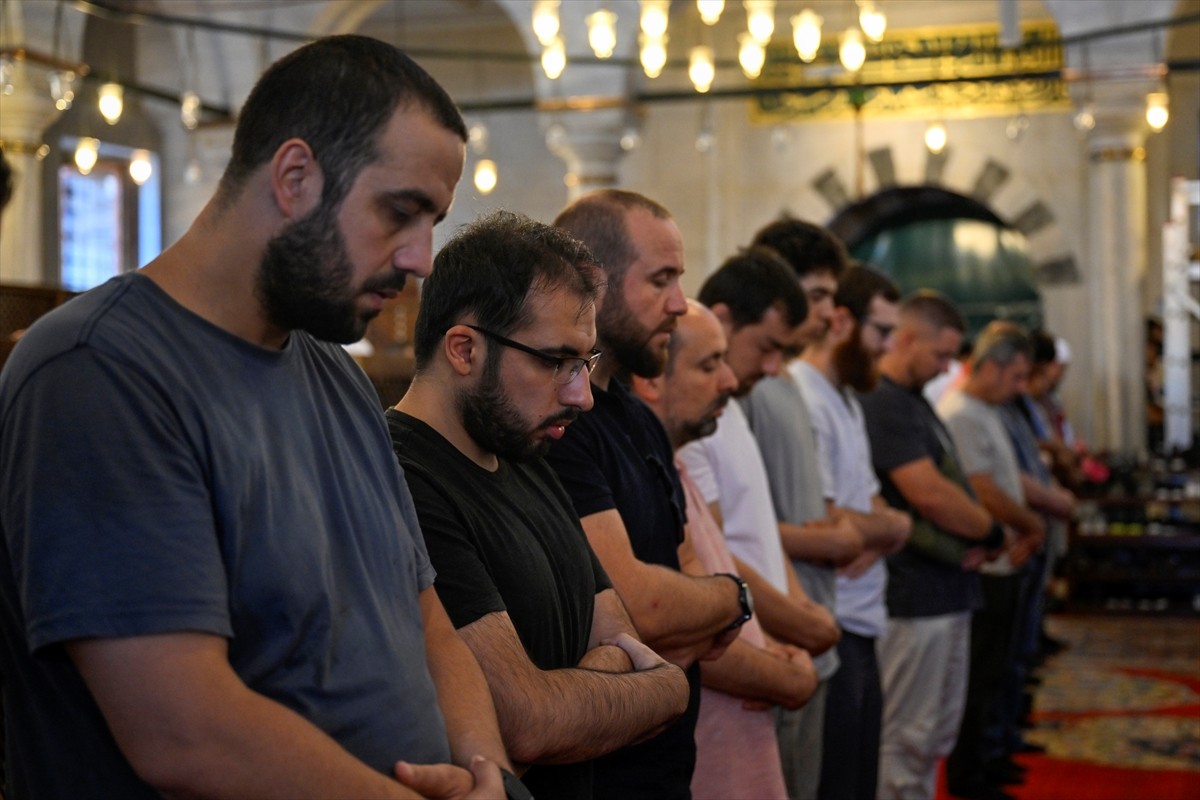 Fatih Camisinde Cuma namazı ve sonrasında Hamas Siyasi Büro Başkanı İsmail Heniyye için gıyabi...