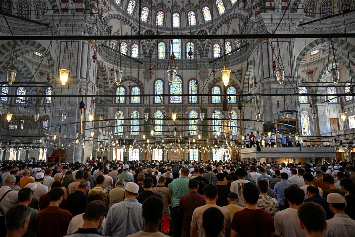 Fatih Camisinde Cuma namazı ve sonrasında Hamas Siyasi Büro Başkanı İsmail Heniyye için gıyabi...