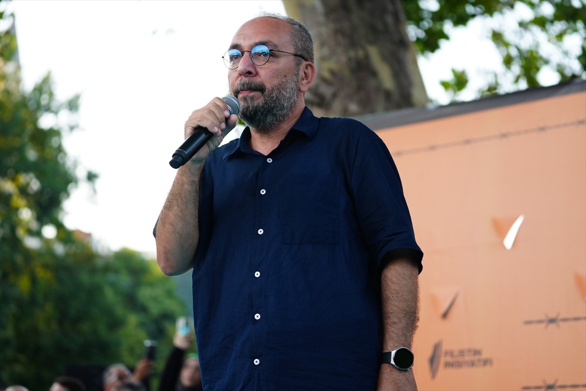 Filistin İnisiyatifi üyeleri, Gazze'de 300 gündür katliamını sürdüren İsrail'i Fatih'te protesto...