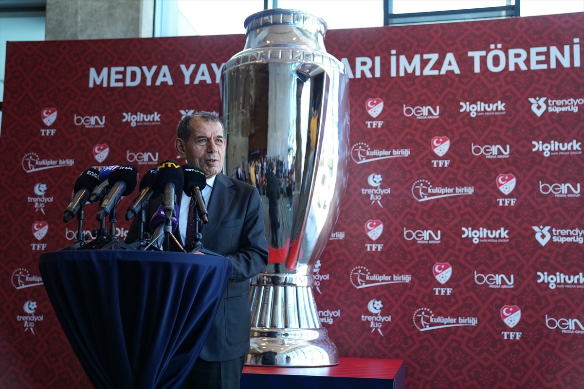 Galatasaray Kulübü Başkanı Dursun Özbek, Türkiye Futbol Federasyonu (TFF) ile beIN Medya Grup...