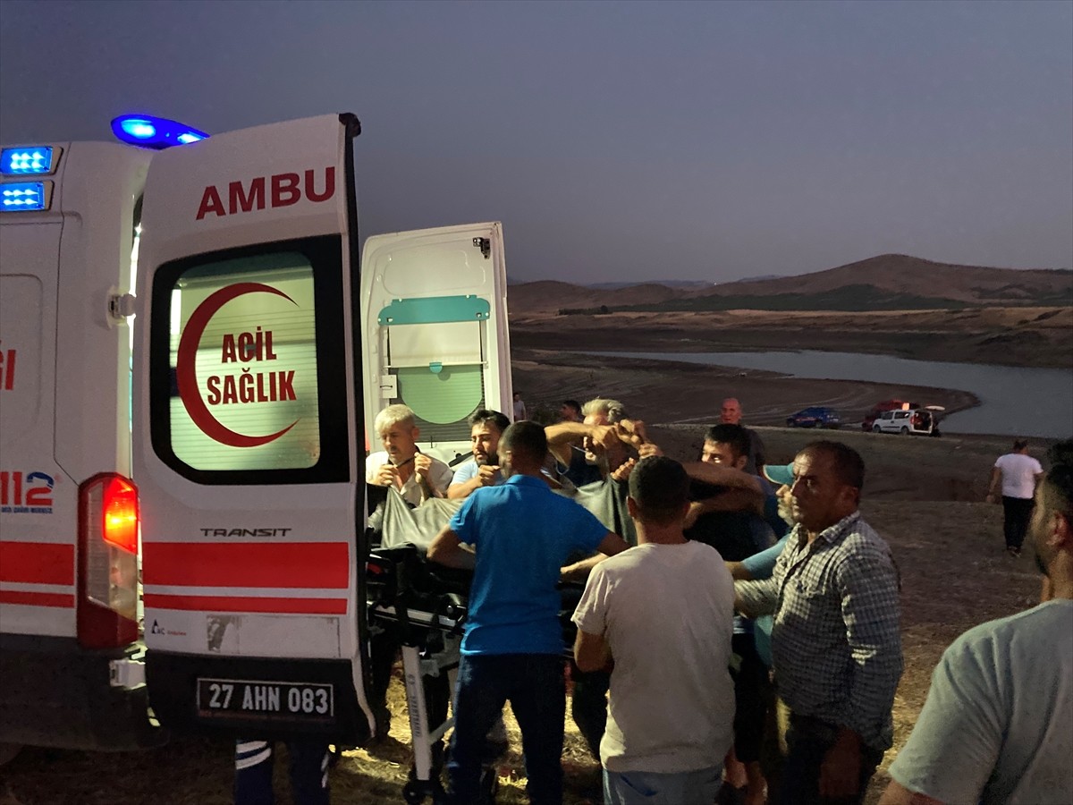 Gaziantep'in Nurdağı ilçesinde gölete giren baba ve kızı hayatını kaybetti. İhbar üzerine bölgeye...