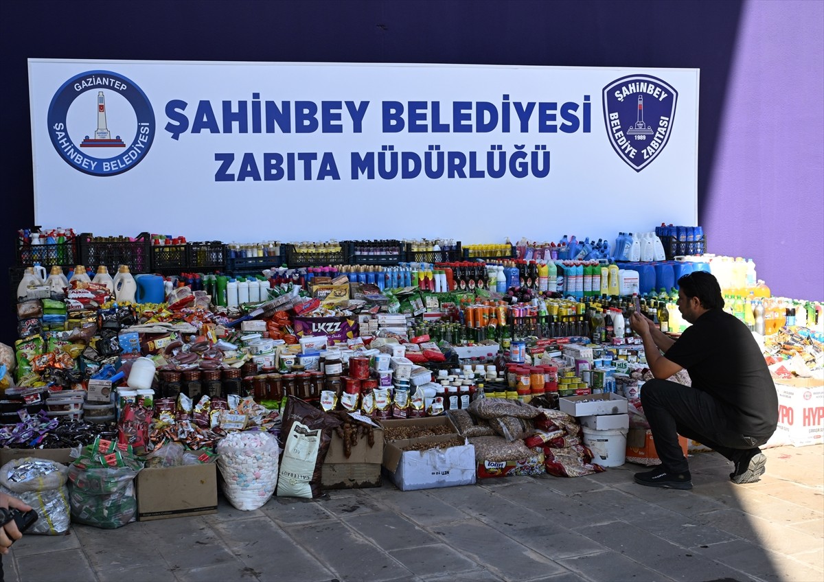 Gaziantep'in Şahinbey ilçesinde 1 haftada yapılan denetimlerde son kullanma tarihi 30 bin 82 ürün...
