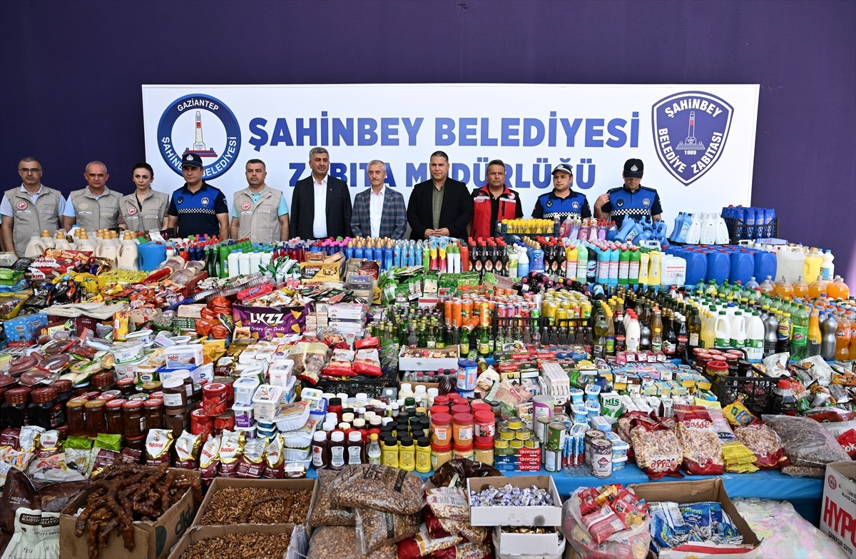 Gaziantep'in Şahinbey ilçesinde 1 haftada yapılan denetimlerde son kullanma tarihi 30 bin 82 ürün...