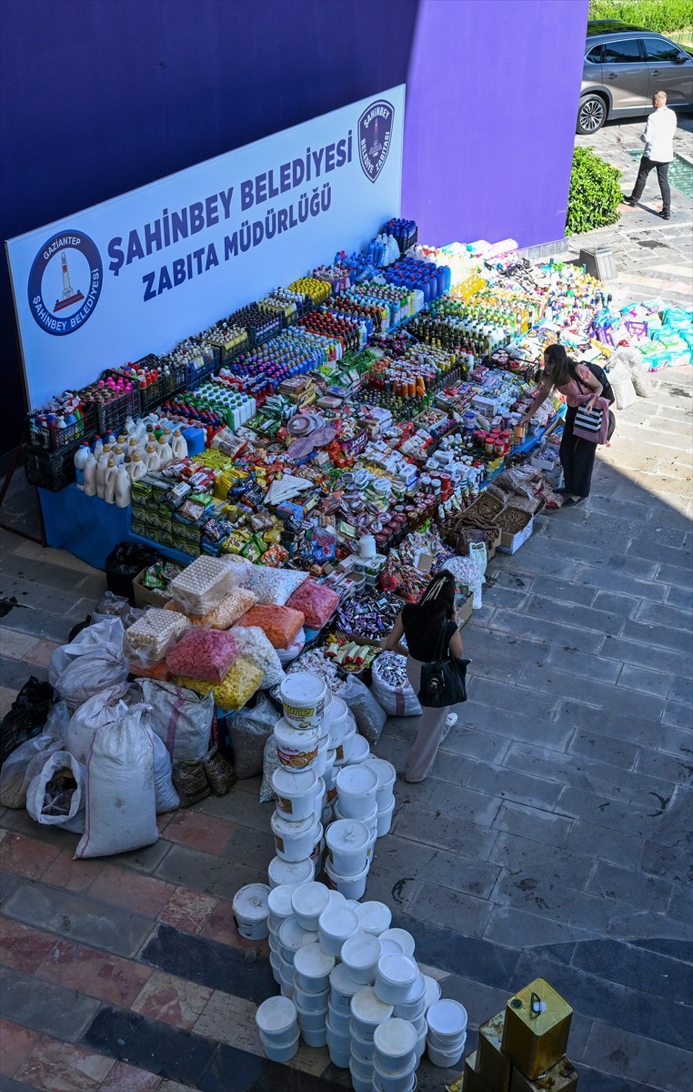 Gaziantep'in Şahinbey ilçesinde 1 haftada yapılan denetimlerde son kullanma tarihi 30 bin 82 ürün...