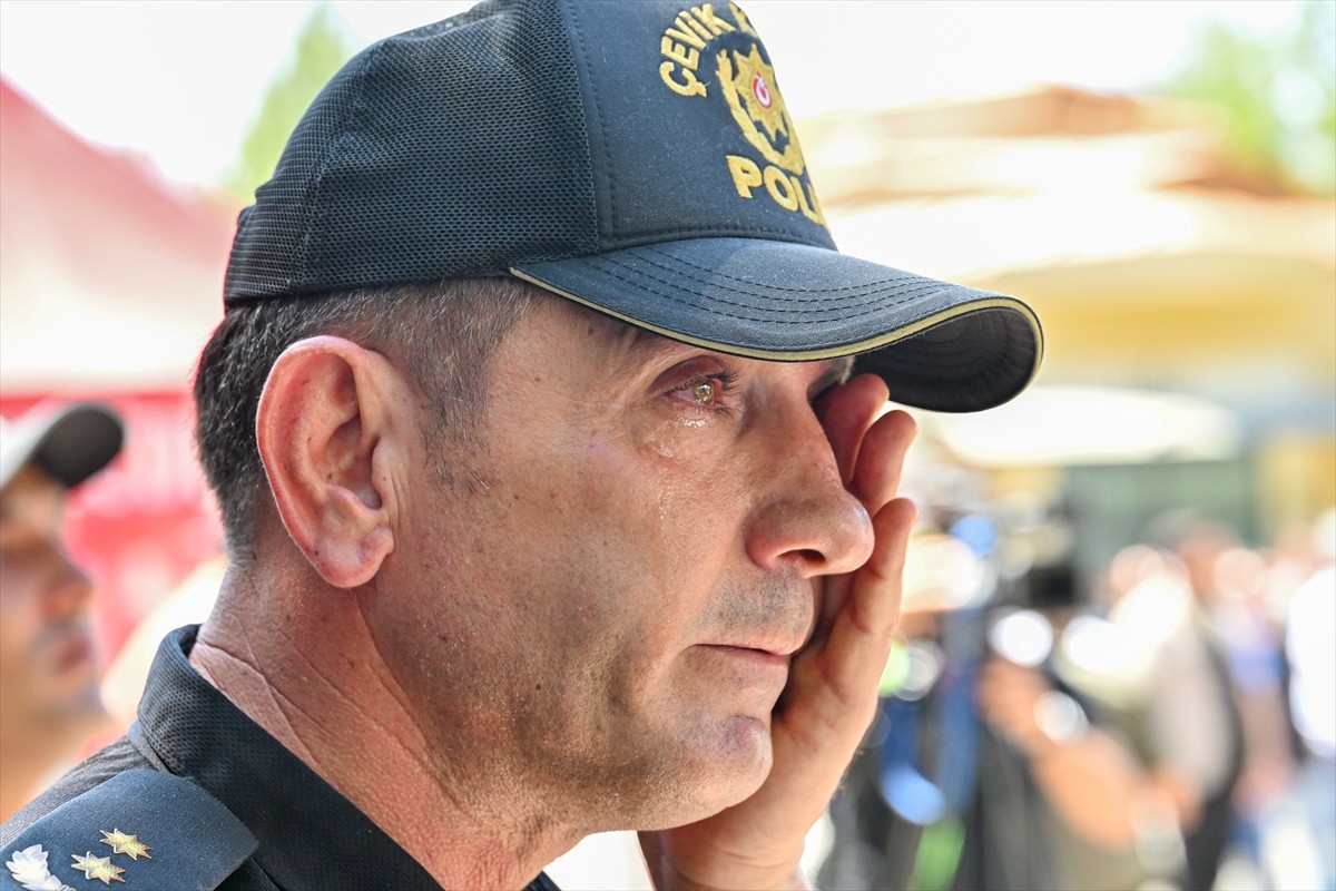 Gaziantep'te eğitim sırasında gaz tüfeği kapsülü yüzüne çarpan ve şehit olan polis memuru Halil...