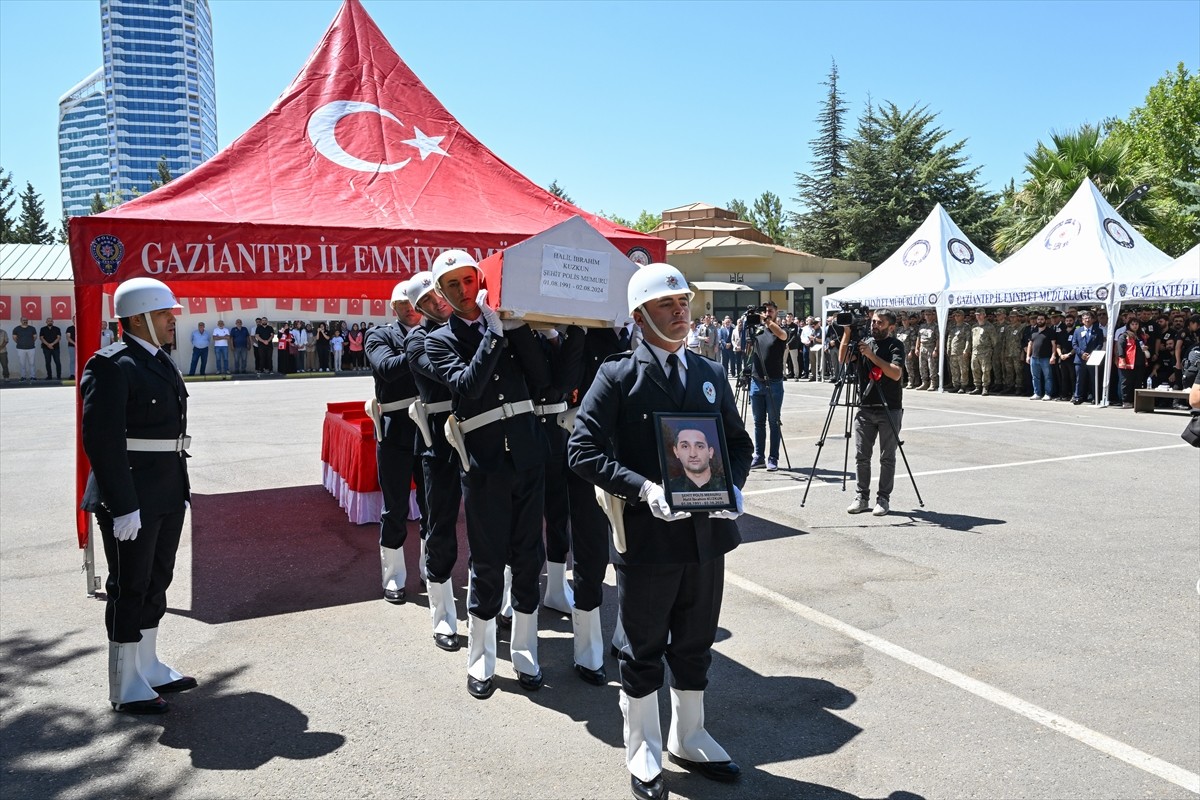 Gaziantep'te eğitim sırasında gaz tüfeği kapsülü yüzüne çarpan ve şehit olan polis memuru Halil...