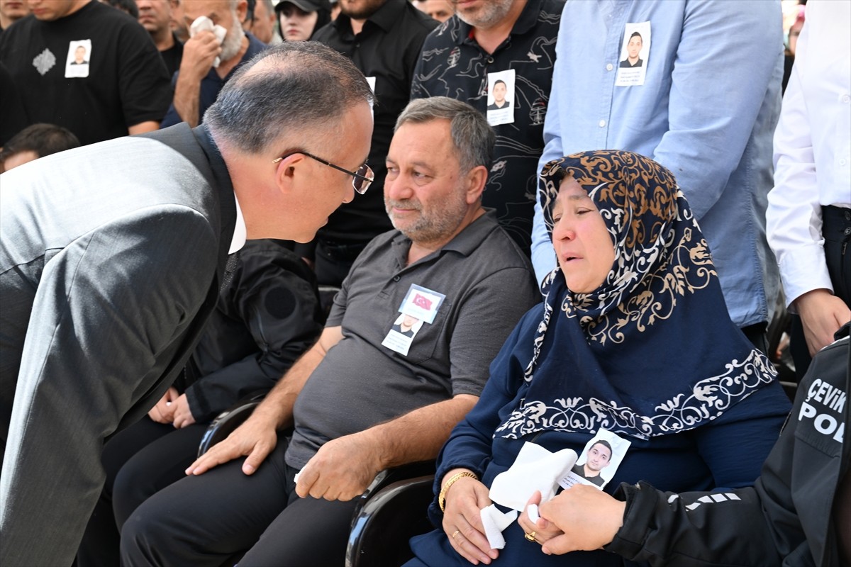 Gaziantep'te eğitim sırasında gaz tüfeği kapsülü yüzüne çarpan ve şehit olan polis memuru Halil...