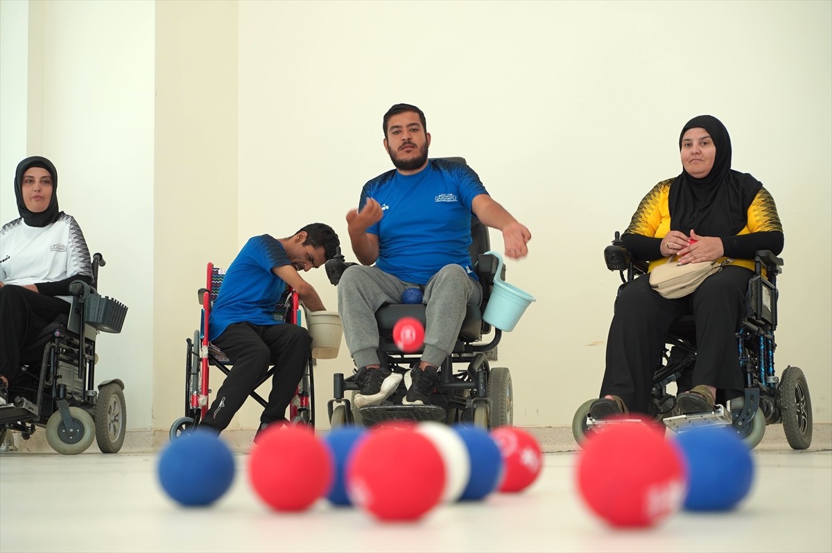 Gaziantep Boccia Takımı'nın kas hastası sporcuları, yaptıkları branşla "sosyalleşiyor ve hayata...