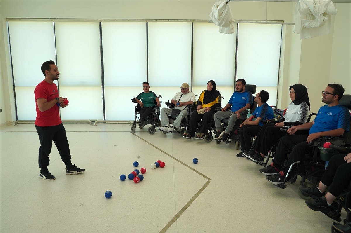Gaziantep Boccia Takımı'nın kas hastası sporcuları, yaptıkları branşla "sosyalleşiyor ve hayata...