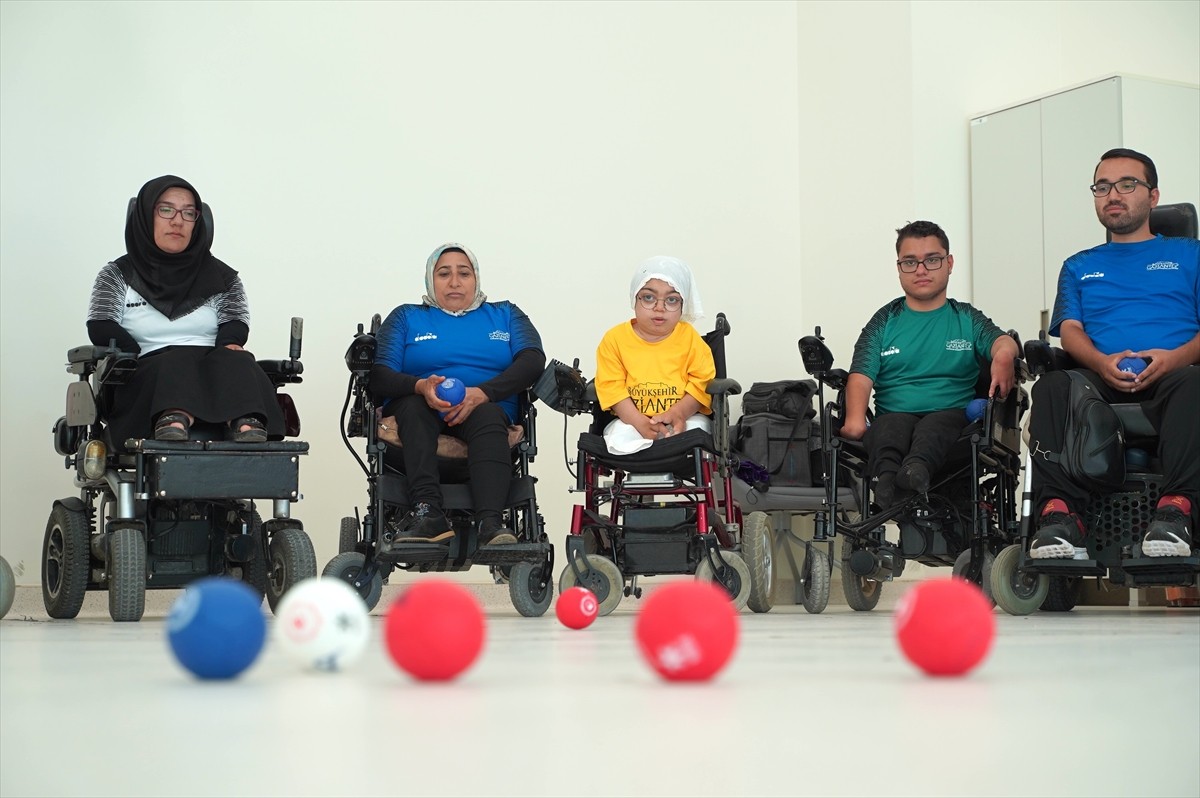 Gaziantep Boccia Takımı'nın kas hastası sporcuları, yaptıkları branşla "sosyalleşiyor ve hayata...