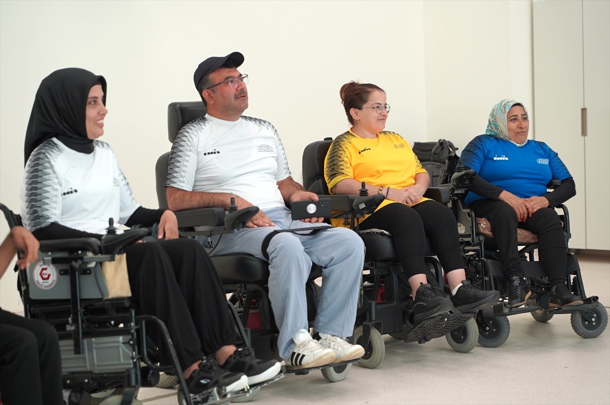 Gaziantep Boccia Takımı'nın kas hastası sporcuları, yaptıkları branşla "sosyalleşiyor ve hayata...