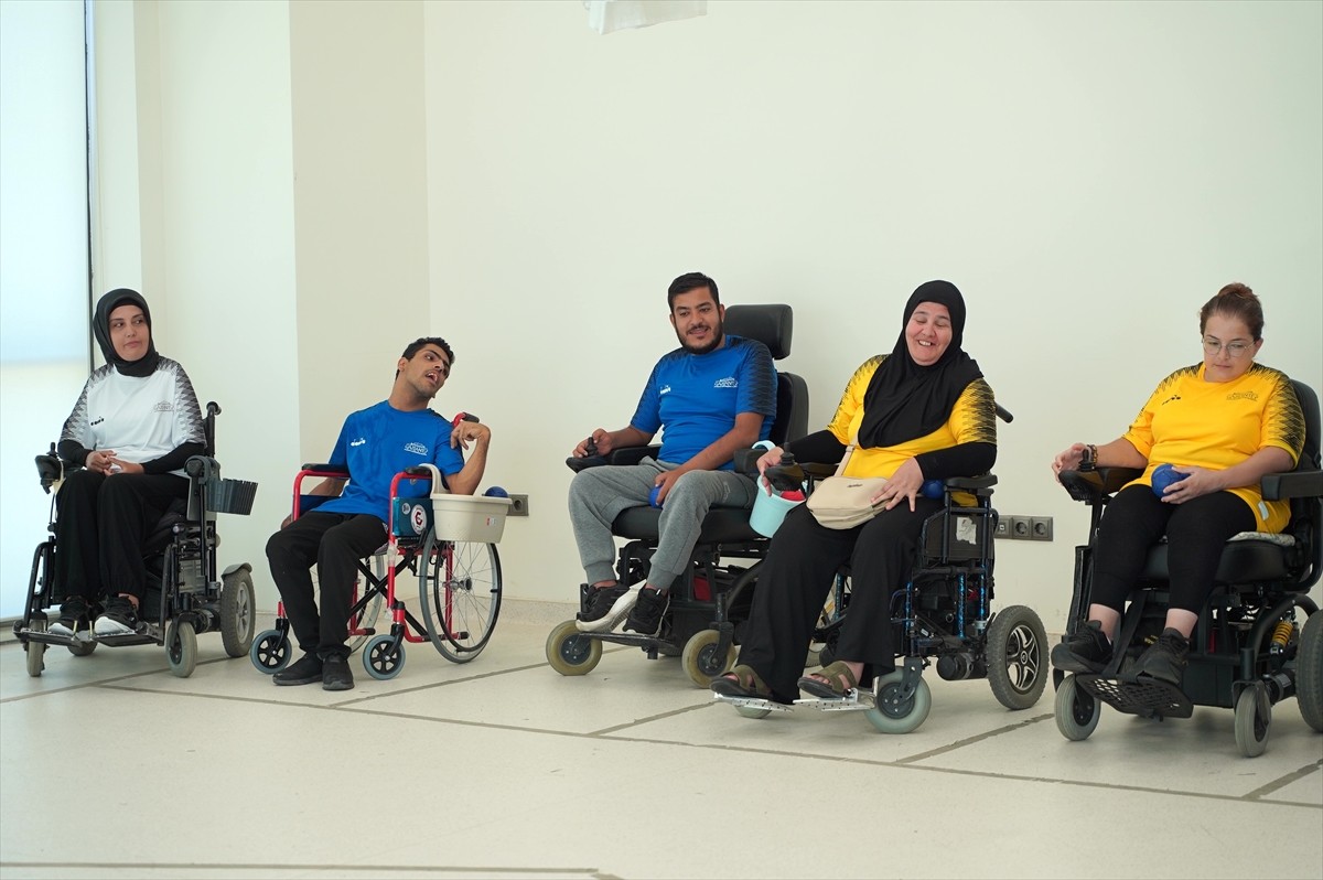 Gaziantep Boccia Takımı'nın kas hastası sporcuları, yaptıkları branşla "sosyalleşiyor ve hayata...