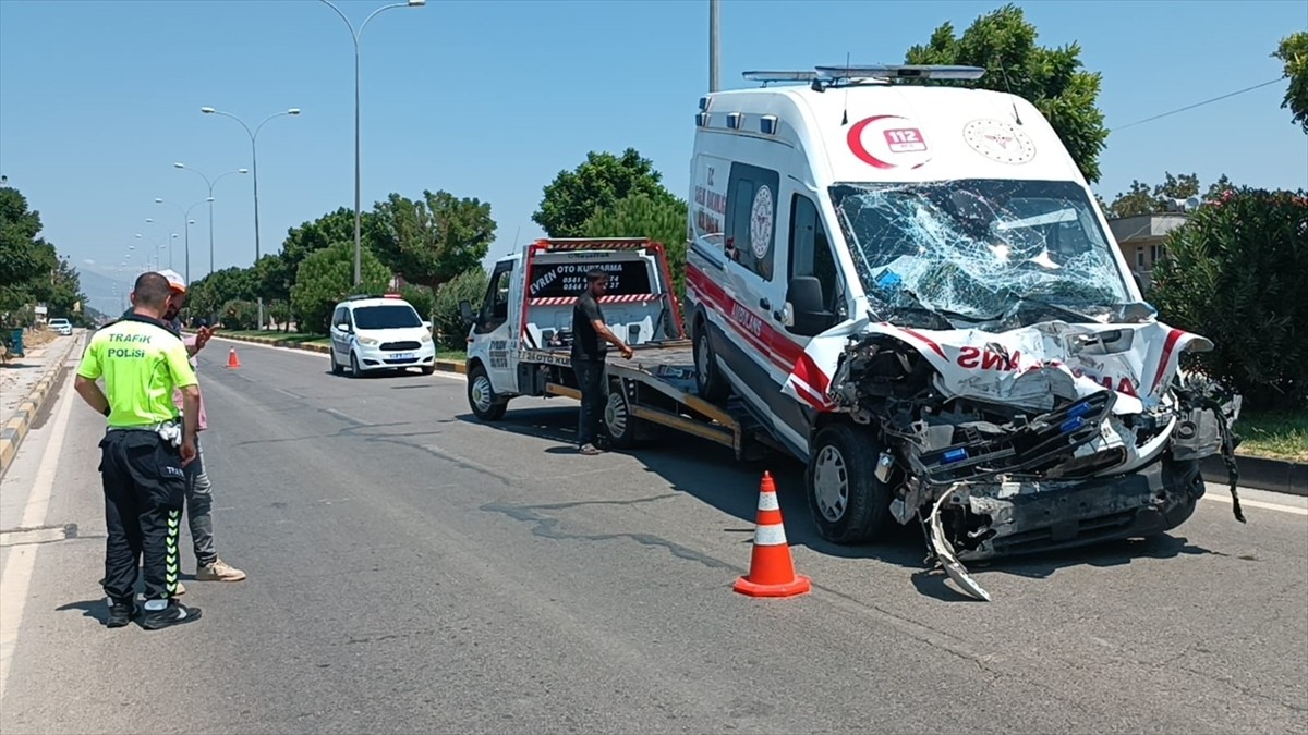 Gaziantep’in İslahiye ilçesinde ambulansla tankerin çarpıştığı kazada 3 sağlık görevlisi...