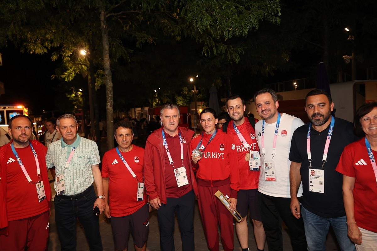 Gençlik ve Spor Bakanı Osman Aşkın Bak, Paris 2024 Olimpiyat Oyunları'nda kadınlar 54 kiloda gümüş...