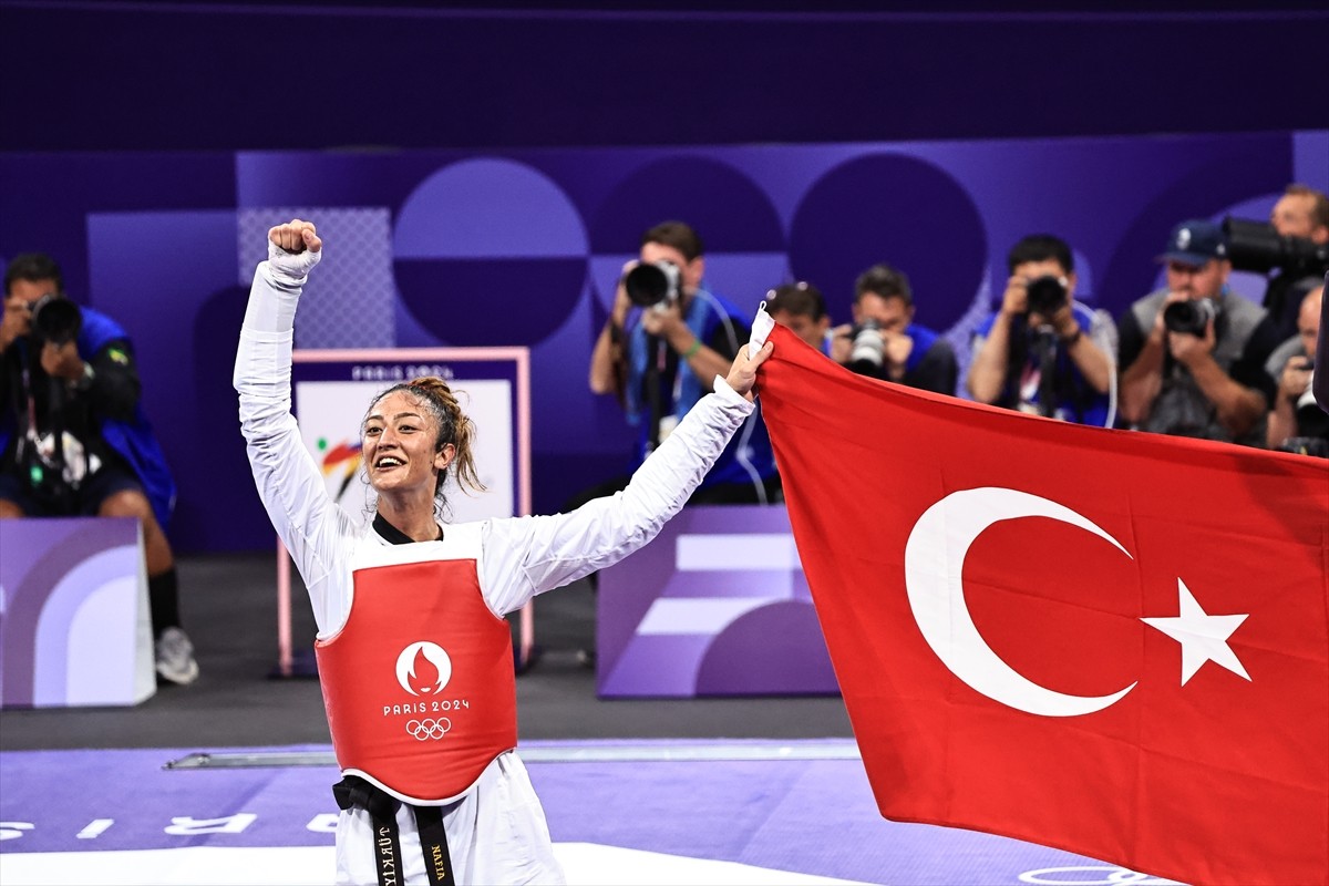 Gençlik ve Spor Bakanı Osman Aşkın Bak, Paris 2024 Olimpiyatları'nda bronz madalya kazanan milli...