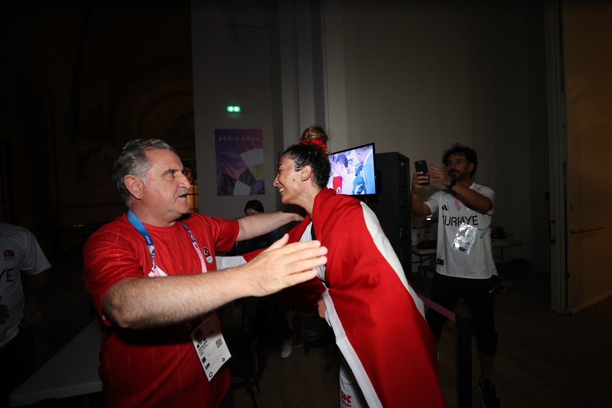 Gençlik ve Spor Bakanı Osman Aşkın Bak, Paris 2024 Olimpiyatları'nda bronz madalya kazanan milli...
