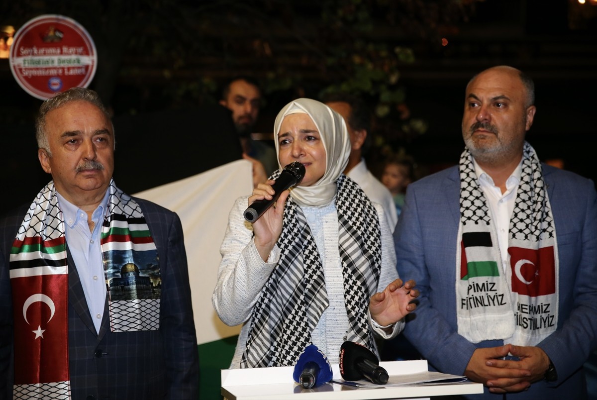 Giresun'da sivil toplum kuruluşlarınca, Hamas Siyasi Büro Başkanı İsmail Heniyye'nin İran'da...