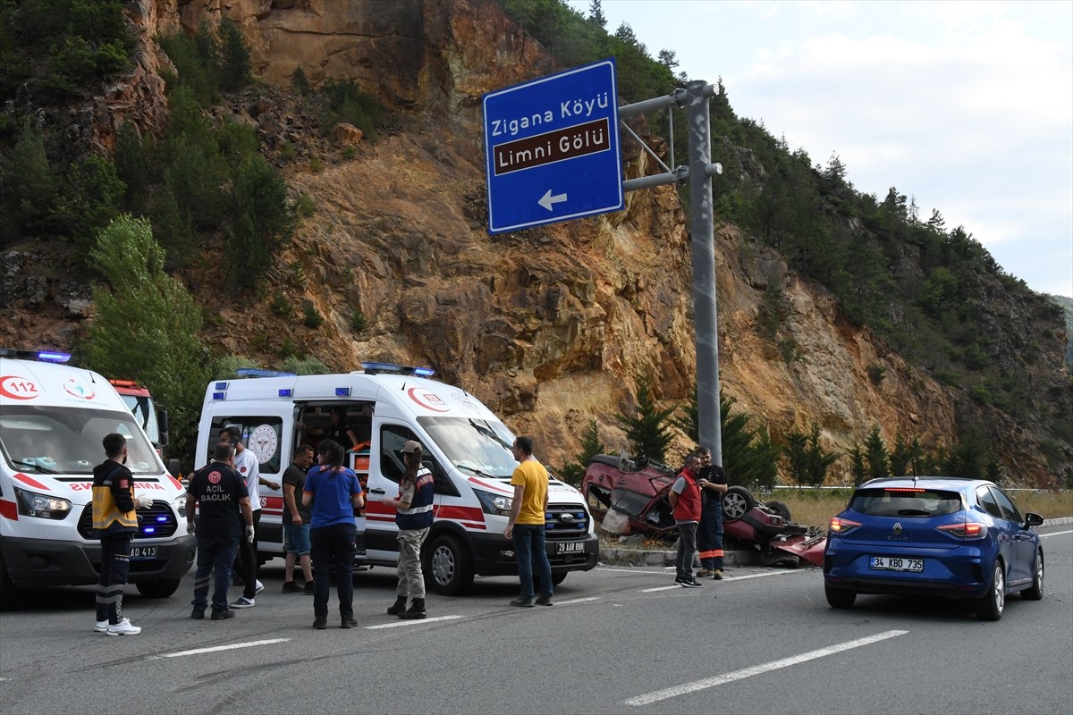 Gümüşhane'de meydana gelen trafik kazasında 1 kişi öldü, 3'ü çocuk 9 kişi yaralandı.