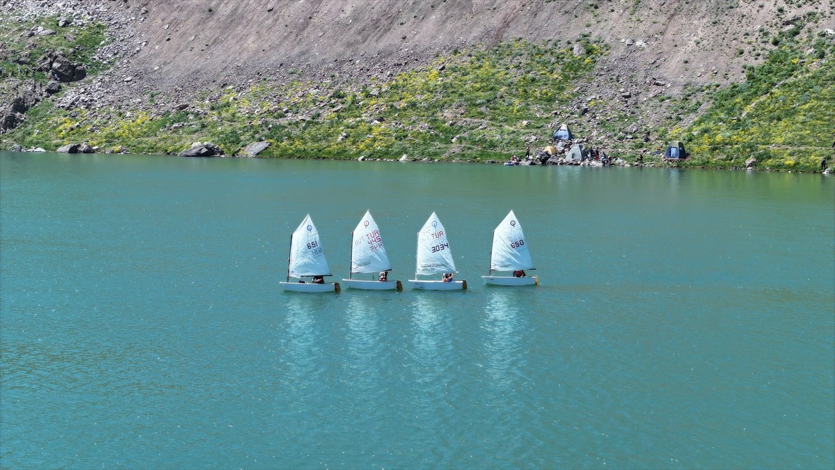  Hakkari'nin Yüksekova ilçesindeki 3 bin 400 rakımlı Sat Buzul Gölleri'nde düzenlenen "6. Cilo...