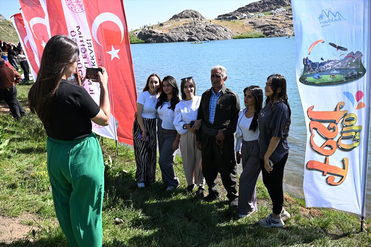  Hakkari'nin Yüksekova ilçesindeki 3 bin 400 rakımlı Sat Buzul Gölleri'nde düzenlenen "6. Cilo...