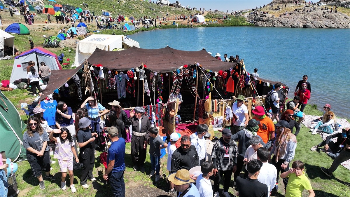  Hakkari'nin Yüksekova ilçesindeki 3 bin 400 rakımlı Sat Buzul Gölleri'nde düzenlenen "6. Cilo...