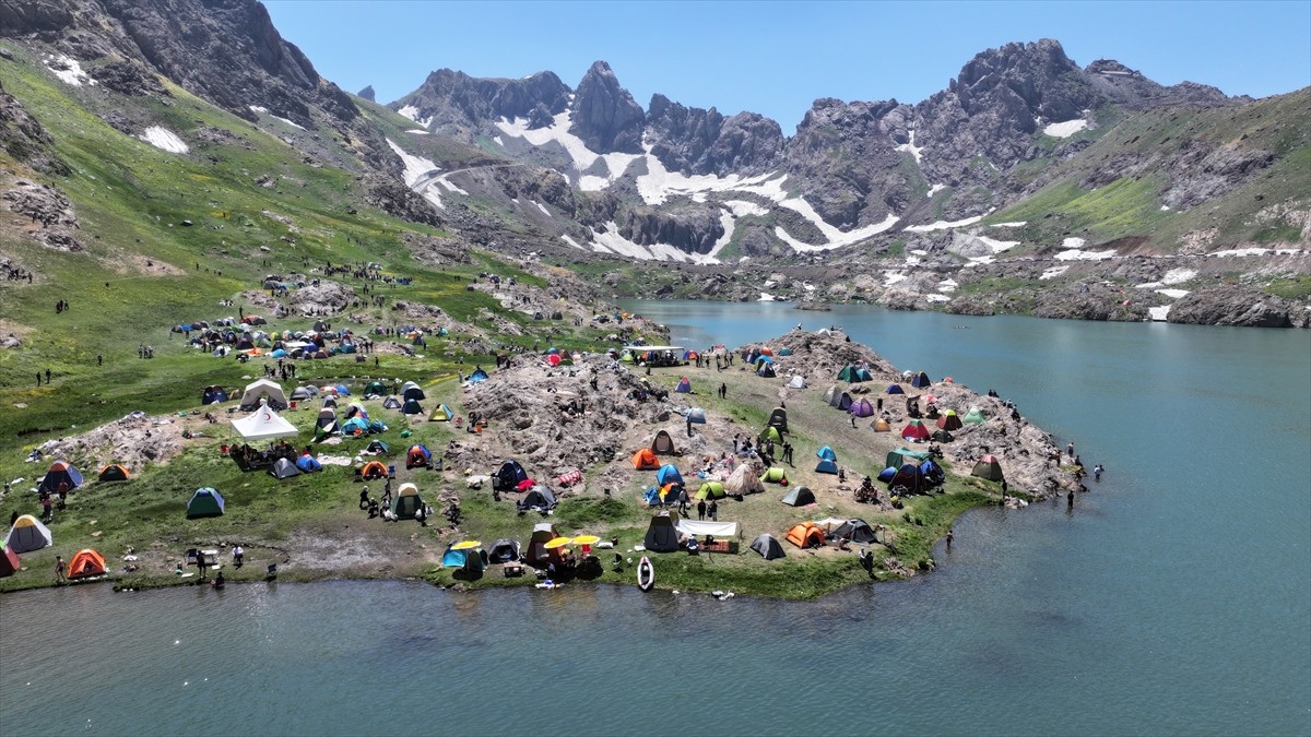  Hakkari'nin Yüksekova ilçesindeki 3 bin 400 rakımlı Sat Buzul Gölleri'nde düzenlenen "6. Cilo...